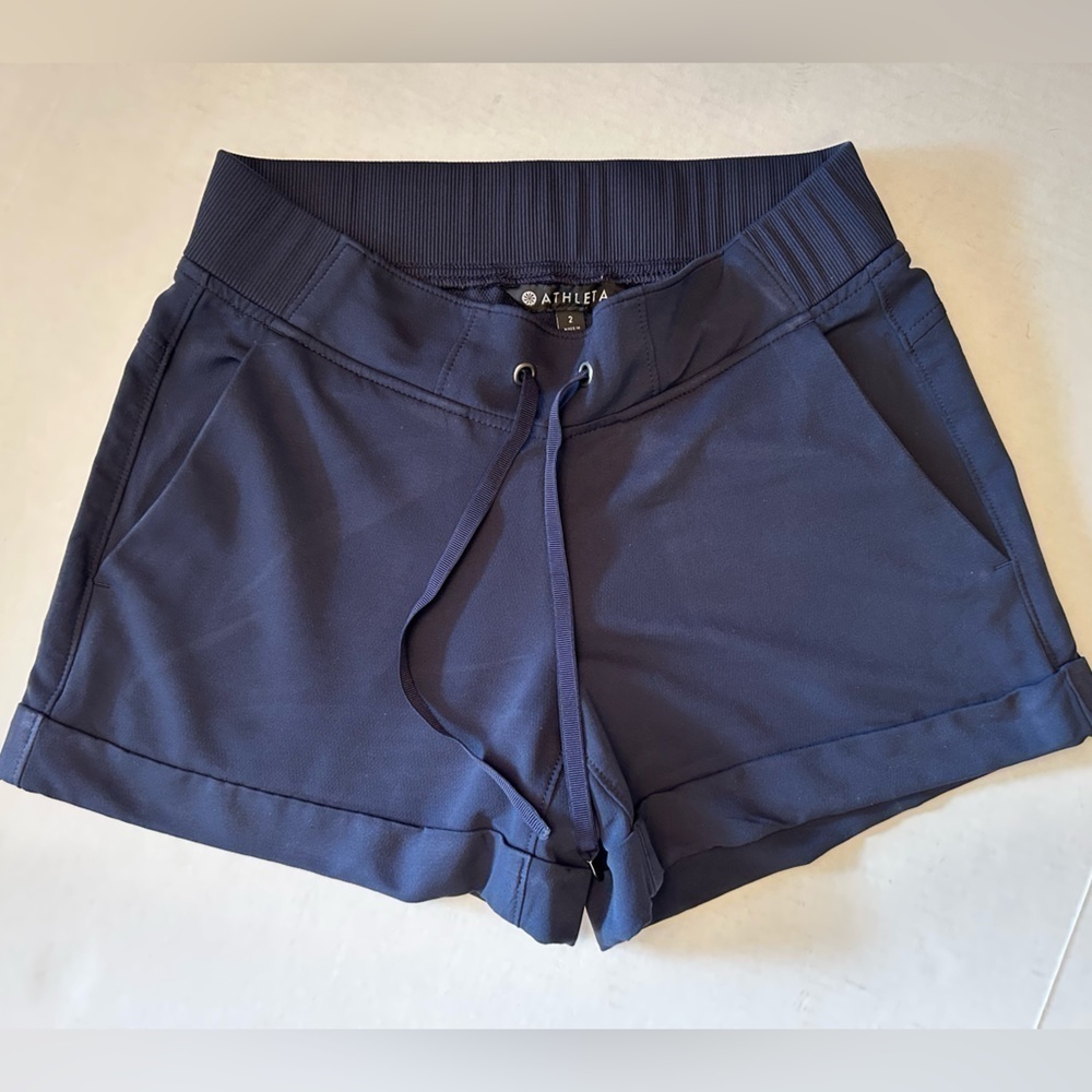 Athleta Mid-Town cuffed leg‎ shorts in navy blue Sz 2.  L7